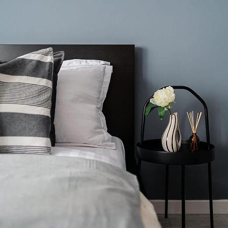 Chic Black & White 2Br Retreat On Dambovitei 布加勒斯特 外观 照片