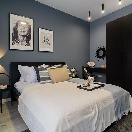 Chic Black & White 2Br Retreat On Dambovitei 布加勒斯特 外观 照片