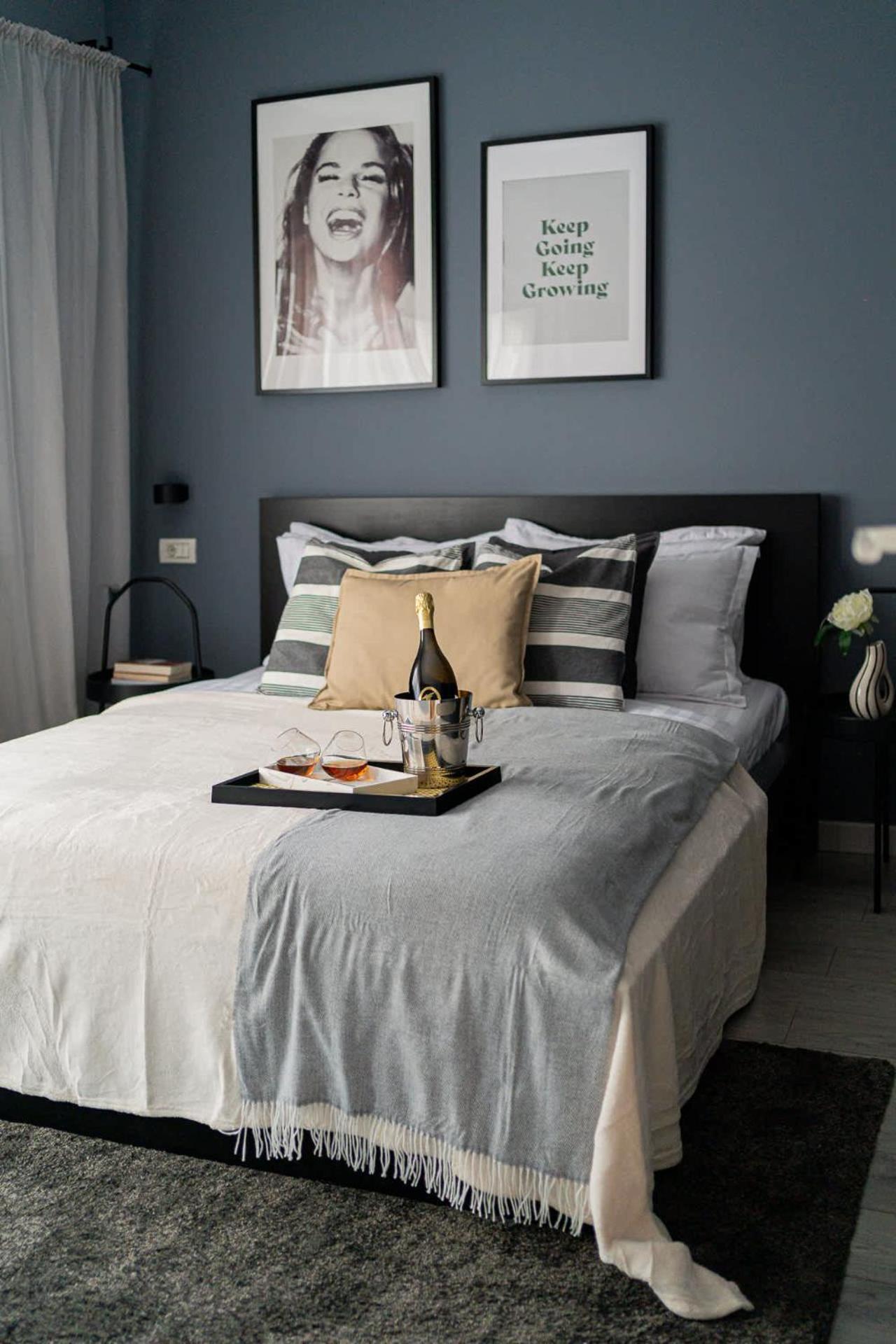 Chic Black & White 2Br Retreat On Dambovitei 布加勒斯特 外观 照片