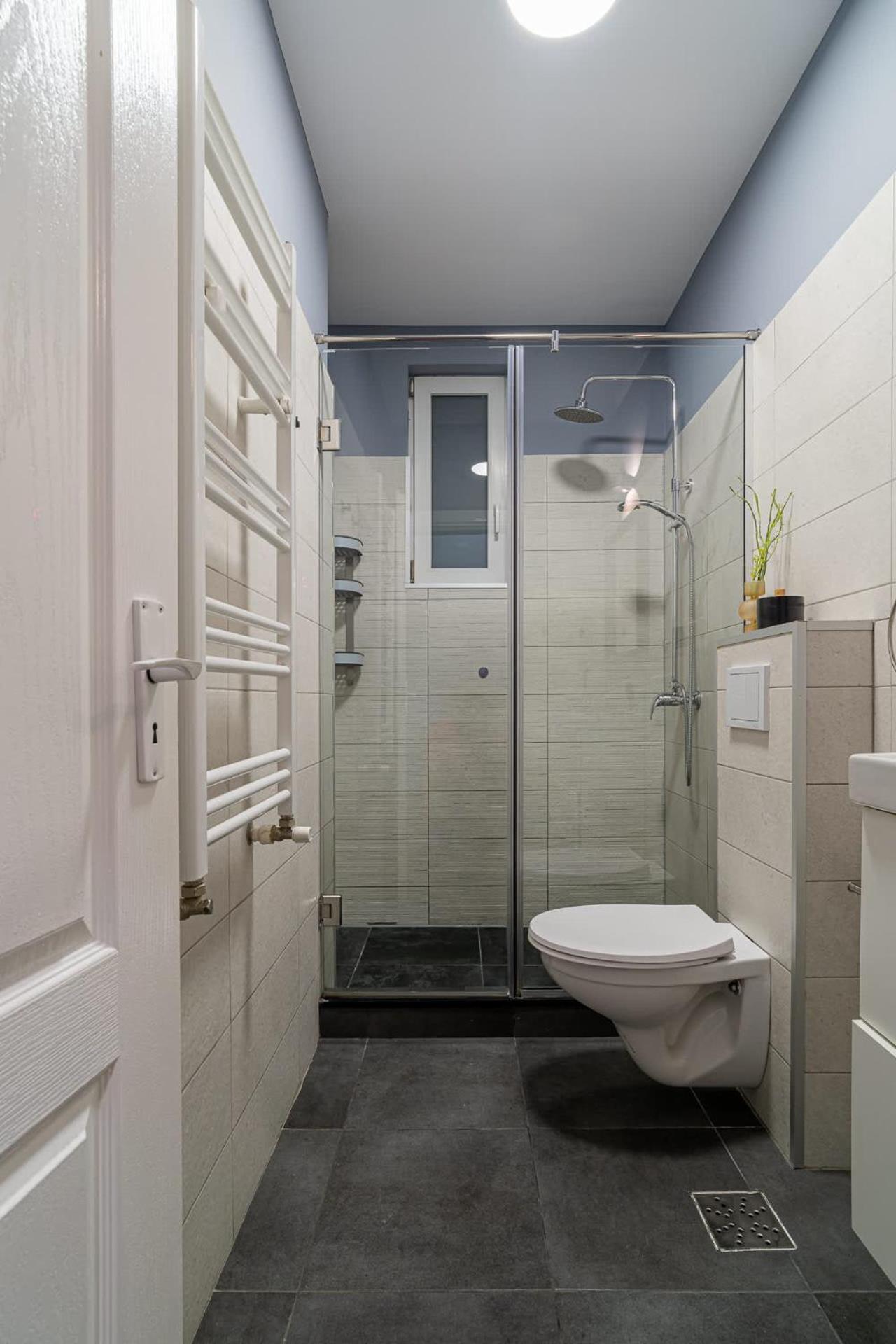 Chic Black & White 2Br Retreat On Dambovitei 布加勒斯特 外观 照片