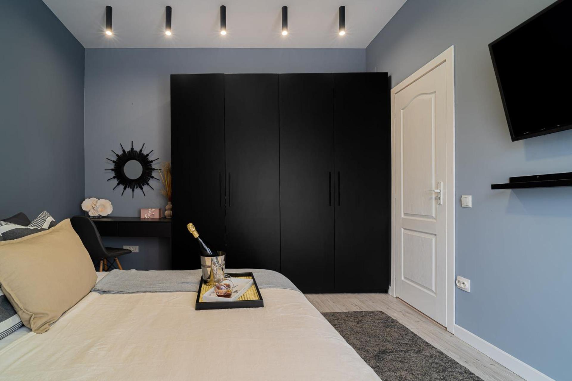Chic Black & White 2Br Retreat On Dambovitei 布加勒斯特 外观 照片