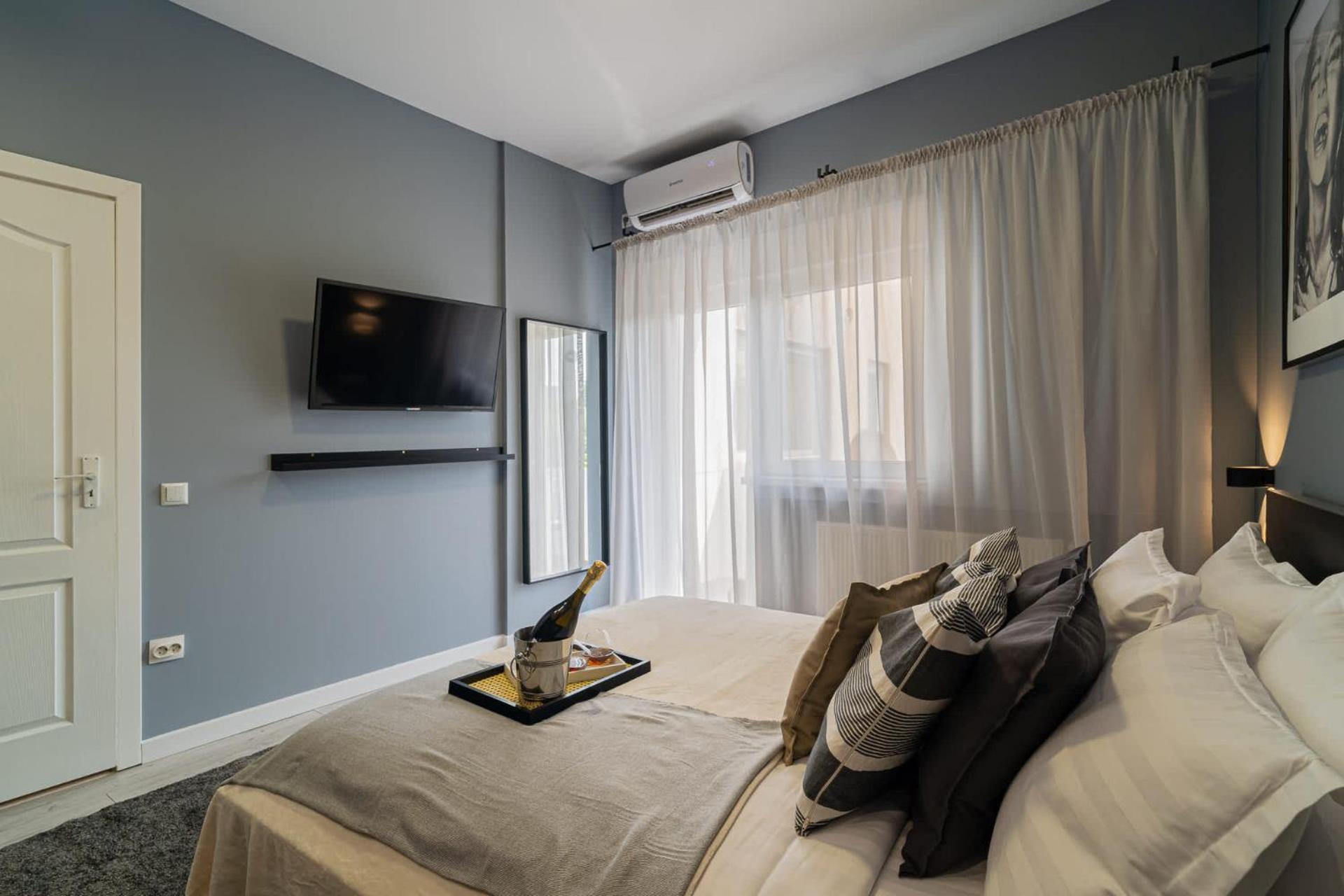 Chic Black & White 2Br Retreat On Dambovitei 布加勒斯特 外观 照片