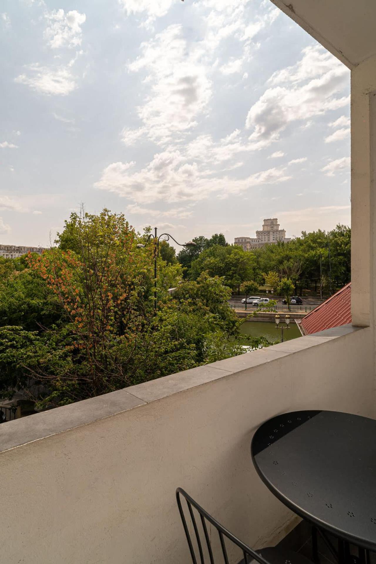 Chic Black & White 2Br Retreat On Dambovitei 布加勒斯特 外观 照片